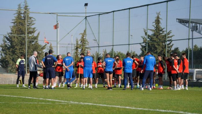 Gaziantep FK'ya sert uyarı! Samsun'u unut Başakşehir'e bak